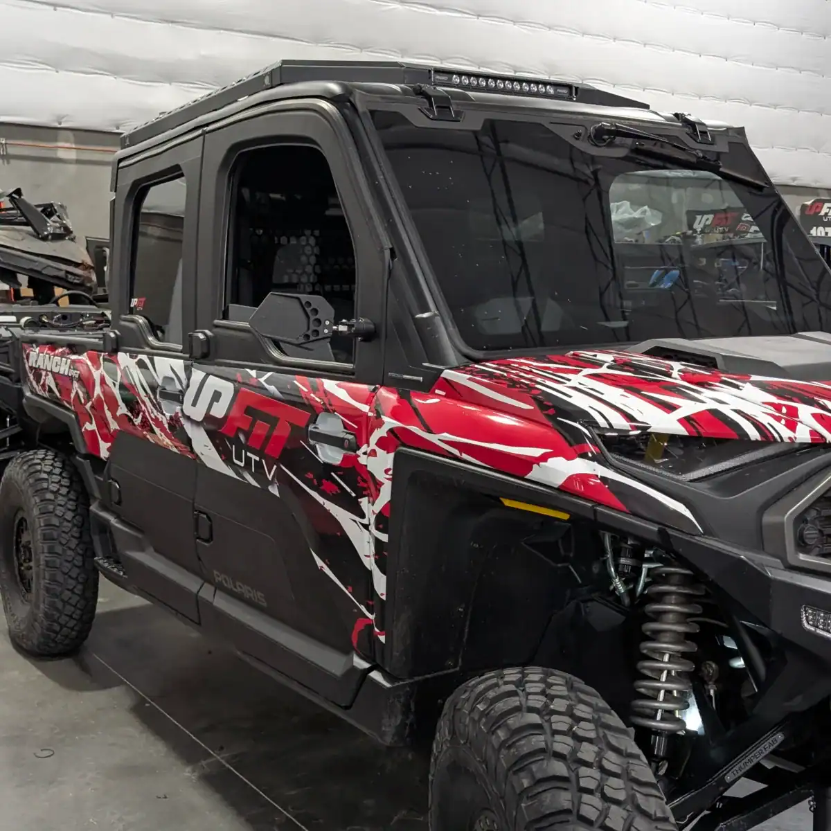 Polaris Ragner XD 1500 con espejo lateral de palanquilla en las instalaciones de UpFit UTV