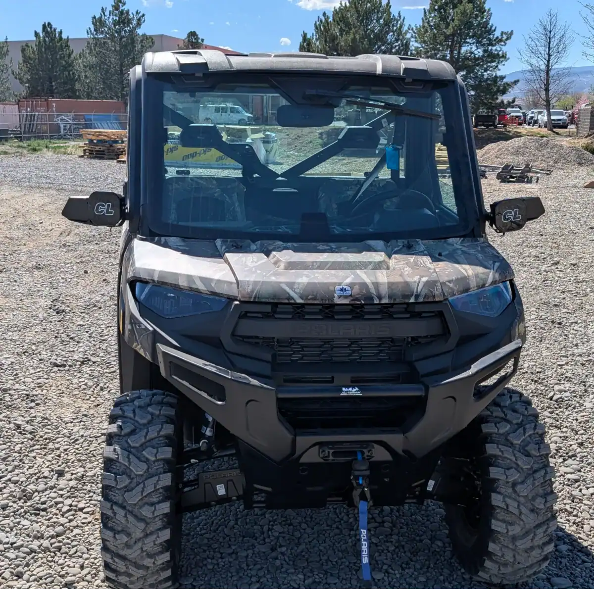 Polaris Ranger XP 1000 con espejos laterales mecanizados y soportes para luces auxiliares.