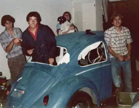 Los hermanos Tuccinardi trabajando en un Volkswagen Escarabajo en el taller de Torrance donde comenzó TMI Products.