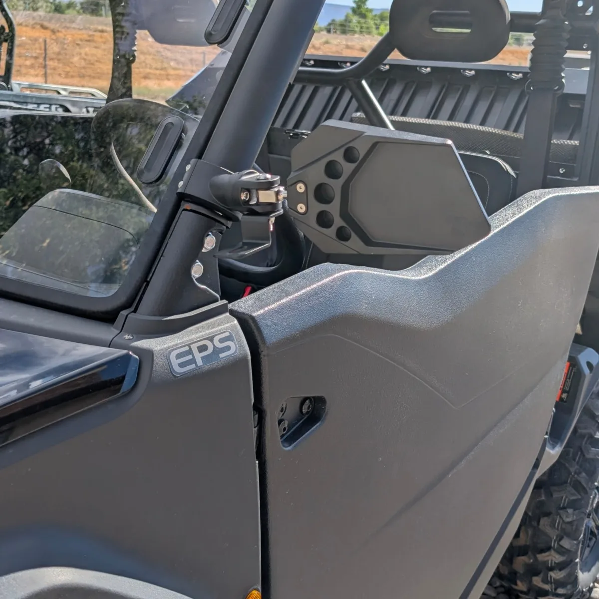 Espelho retrovisor billet da Dirtbag Brands - modelo 02, instalado em um Segway UT10 com para-brisa personalizado. 