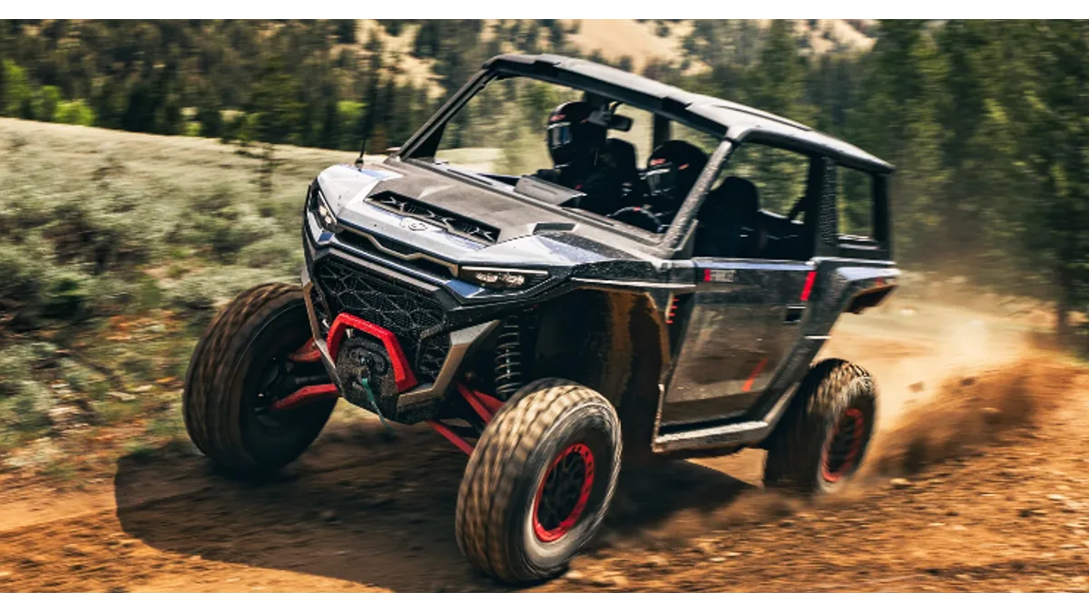Moto CF XForce X10 de 2 lugares, ano 2027, rodando em estrada de terra nas montanhas.