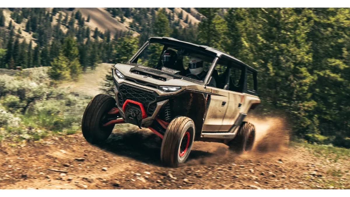 2027 CF Moto Xforce X10 4 em uma trilha de montanha