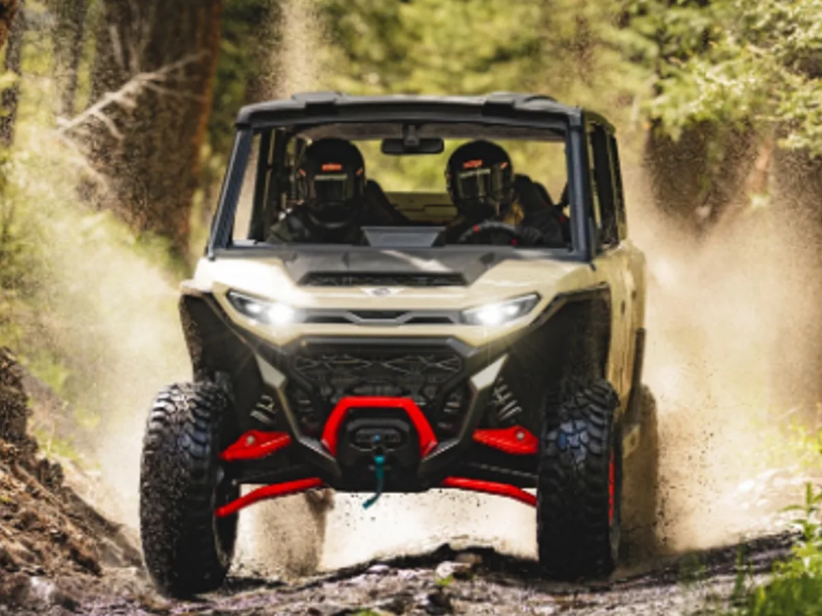 2027 CF Moto XForce X10 4 percorrendo uma trilha