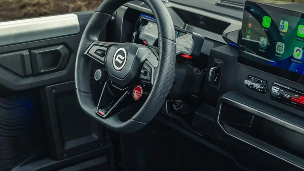 Volante CF Moto 2027 e interior com tela sensível ao toque