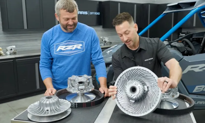 Ingenieros de Polaris muestran los componentes de embrague CVT y la correa de mayor tamaño que se utilizan en el RZR Pro R Boost 2027.