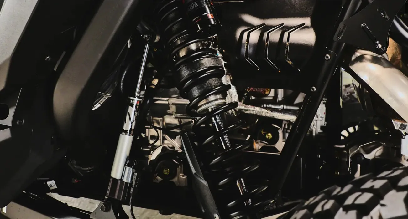 El Pro R Boost combina la suspensión FOX Live Valve con un chasis y una transmisión reforzados, diseñados para soportar las cargas adicionales generadas por su motor turboalimentado de 275 caballos de fuerza. En lugar de rediseñar la suspensión por completo, Polaris se centró en perfeccionar la plataforma para ofrecer mayor estabilidad, durabilidad y control a alta velocidad en terrenos desérticos exigentes.