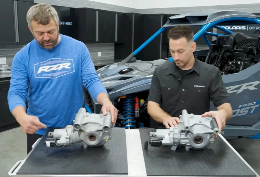 Los ingenieros de Polaris comparan los componentes de transmisión delanteros y traseros rediseñados para el RZR Pro R Boost 2027.